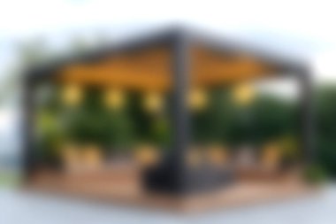 Modern bir açık hava çardağı şık bir oturma yeri ve yemyeşil, yaz tatili için mükemmel ve davetkar bir atmosferde misafirleri eğlendirmek için..