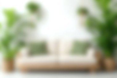 Parlak ve davetkar oturma odasında bej renkli yumuşak bir kanepe, yemyeşil bitkilerin arasında dekoratif yastıklarla süslenmiş, rahat bir geri çekilme yaratıyor..