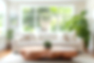 Çok güzel tasarlanmış oturma odası, rahat mobilyalar ve yemyeşil bitkilerle dolu, sıcak ve davetkar bir atmosfer yaratıyor..