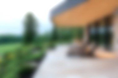 Çağdaş mobilyalarla çevrili, yemyeşil, rahatlamak ve doğanın güzelliğinin tadını çıkarmak için mükemmel tasarlanmış bir bahçe..