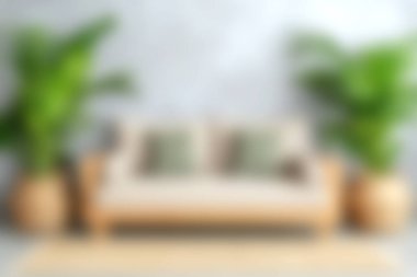 Bu resimde, davetkar atmosferi arttıran yemyeşil bitkiler tarafından çerçevelenmiş rahat bir kanepenin yer aldığı rahat bir oturma odası var..