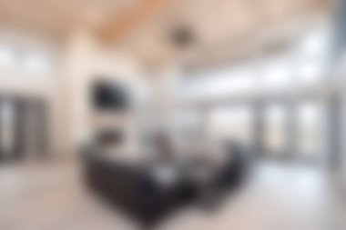 Mekanı doğal ışıkla dolduran geniş pencereli şık ve modern bir oturma odası keşfedin. Konforlu oturma düzeni rahatlamayı ve rahatlamayı teşvik ediyor..