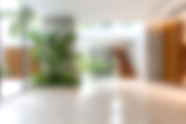 Doğal elementler ve yeşillik içeren, sükunet ve zarafeti teşvik eden parlak ve modern iç mekan. Işık ve dekorun bir karışımı atmosferi güçlendirir..