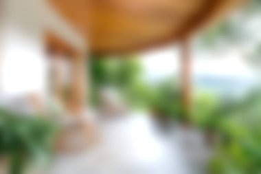 Yeşillik ve doğal ahşap elementlerin yer aldığı güzel bir açık alan, rahatlama ve keyif için idealdir. Huzurlu anlar için mükemmel ortam ışığı.