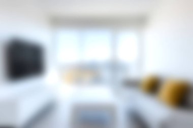 Geniş pencereli, parlak ve modern bir oturma odası. Mekanı doğal ışık, zarif dekorlar ve rahat mobilyalarla doldurup davetkar bir atmosfer yaratıyor..