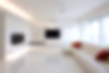 Minimalist tasarım elementleri ve geniş doğal ışık içeren parlak ve davetkar bir oturma odası. Samimi mobilyalar ve şık aksanlar rahatlamak için sıcak bir atmosfer yaratıyor..