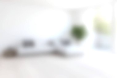 Minimalist tasarım elementleri ve yeşil bitki aksanlarıyla dolu parlak ve havadar bir modern oturma odası. Geniş iç mekan sıcaklık ve sükunet yayar..