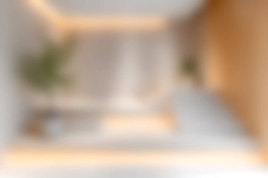 Minimalist dekoru ve yumuşak ışıklandırması olan modern bir iç mekan geniş ve davetkar bir odada huzurlu bir atmosfer yaratıyor..