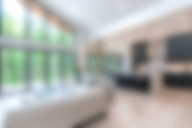 Doğal ışığı davet eden geniş pencereli modern bir oturma odası, modern mobilyalar rahat ve rahatlatıcı bir atmosfer yaratıyor..