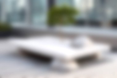 Bu zarif açık hava salonu, kentsel bir zemin üzerine kurulmuş minimalist mobilyaları içeriyor, doğada rahatlama ve keyif için sakin bir yer yaratıyor..