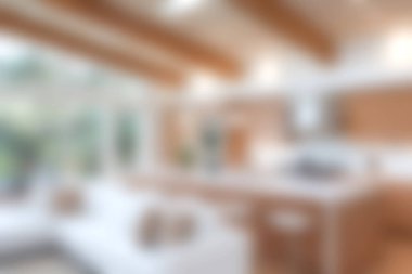 Bu resim doğal ışıkla dolu, gösterişli tasarım elementleri ve sıcak dekor içeren, ev geliştirme fikirleri için mükemmel, rahat ve modern bir mutfak yakalıyor..