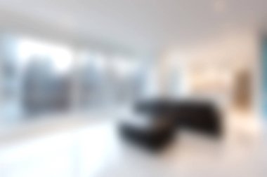 Modern yaşam için geniş pencereler ve parlak siyah mobilyalar sergileyen şık ve parlak bir iç mekan, geniş ve misafirperver bir atmosfer yaratır..