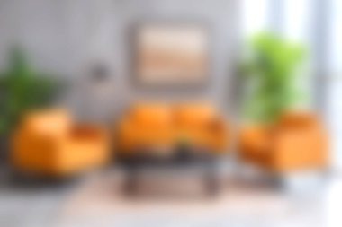 Parlak ve rahat oturma odasında canlı turuncu mobilyalar, şık bir dekor ve sıcak ve davetkar bir atmosfer için yemyeşil bir ortam var..