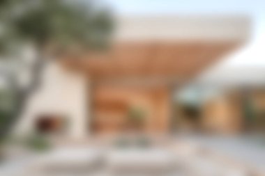 Bu resim doğal elementleri açık hava yaşam alanına entegre eden modern bir mimari tasarım sergiliyor, rahatlama ve rahatlama için mükemmel..