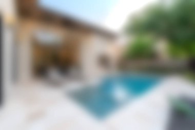 Bereketli yeşillik ve modern mobilyalarla çevrili güzel bir yüzme havuzu olan sakin bir açık alan. Rahatlamak ve rahatlamak için mükemmel..