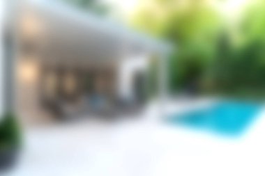 Parlak bir havuzu ve modern dinlenme odası olan, rahatlamak ve doğanın tadını çıkarmak için mükemmel bir açık hava yaşam alanı keşfedin..