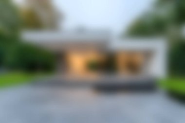 Bu görüntü doğayla uyum içinde modern bir ev tasarımı yakalar. Temiz çizgiler, yeterli ışık ve davetkar bir düzen, çağdaş zarafeti yansıtır..