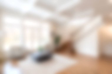 Doğal ışık, konforlu mobilyalar ve ahşap merdivenleri olan, rahatlama ve stil için mükemmel bir davet düzenine sahip, parlak, modern bir oturma odası..