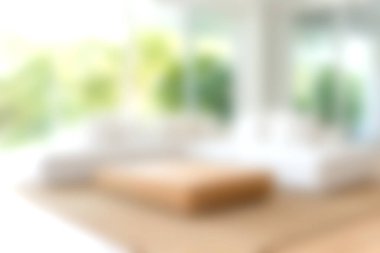 Bu resim modern mobilyaların yer aldığı parlak ve havadar bir oturma odasını yakalar. Doğal ışık boşluğu doldurur, davetkar atmosferi yükseltir ve şık dekorasyon elementlerini ön plana çıkarır..