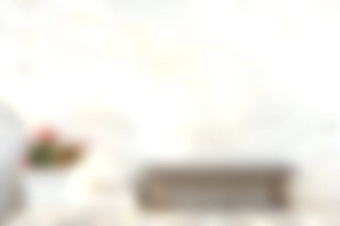 Zarif bir vazoda çiçek aranjmanı bulunan rahat bir ev içini gösteren, sakin ve davetkar bir atmosfer yaratan yumuşak odaklı bir görüntü..