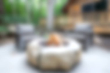 Bu görüntüde rahat bir açık hava ateş çukurunun etrafı yemyeşil bir arka bahçeye kurulmuş, akşam toplantıları için mükemmel bir yer olduğu görülüyor..