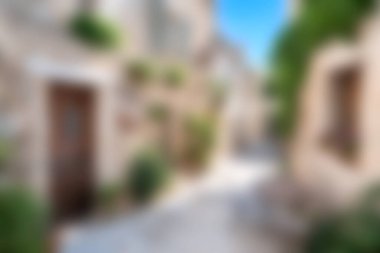 Büyüleyici bir Akdeniz köyünde manzaralı bir ara sokak, kaldırım taşlı yollar, kırsal binalar, ve güneşli bir ortamda canlı yeşillikler keşif için mükemmel..