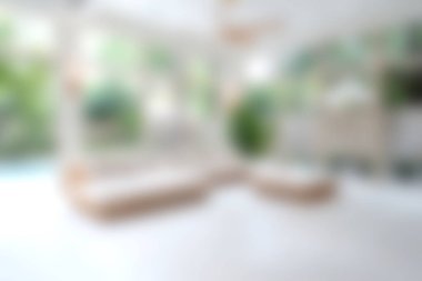 Bu rahat oturma odasında doğal ışık bolluğu, yeşillik ve şık bir dekor var. Rahatlatıcı bir alan yaratıyor. Rahatlamak ve eğlenmek için mükemmel bir ortam..