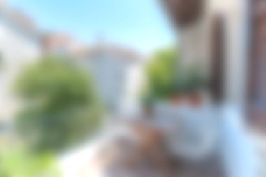 Bereketli yeşilliklerle bezenmiş, güneş ışığıyla yıkanmış, ılık yaz aylarında rahatlamak ve dinlenmek için mükemmel bir balkon..