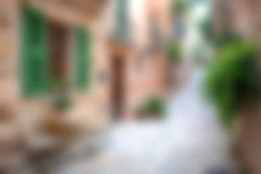 Çekici taş binalar ve cezbedici yeşilliklerin bulunduğu, sakin, dar bir Avrupa köyünde sakin bir ara sokak keşfedin..