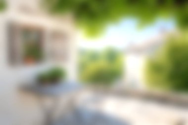 Güneşin altında güneşlenen sakin bir bahçe terası keşfedin, rahatlamak için mükemmel. Samimi mobilyalar ve canlı yeşillik güzel bir açık hava inzivası yaratır..