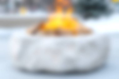 Sıcak bir ateş çukuru, karlı bir arazide titreşen alevler gibi sıcaklık yayar. Soğuk gecelerde toplanmak için mükemmel sakin bir atmosfer yaratır..