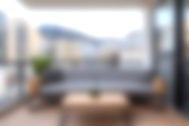 Şehir manzarasıyla çevrili modern mobilyaların rahatlamak için ideal olduğu şık bir balkon. Işıkla dolu uzay sakin bir geri çekilme yaratır..