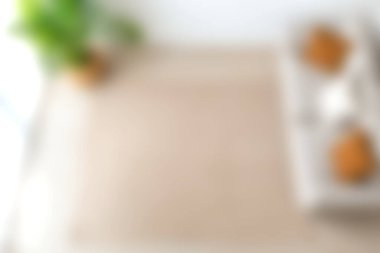 Ahşap bir masanın üzerinde ayçöreği bulunan yemyeşil bitkilerle çevrili bir gurme kahvaltısının yumuşak odak noktası. Yemek ve yaşam tarzı temaları için ideal.