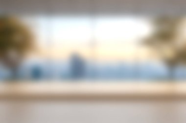 Günbatımında nefes kesici bir ufuk çizgisi oluşturan geniş pencereli çarpıcı modern bir iç mekan. Huzurlu ve davetkar bir atmosfer yaratıyor. Rahatlamak için mükemmel..