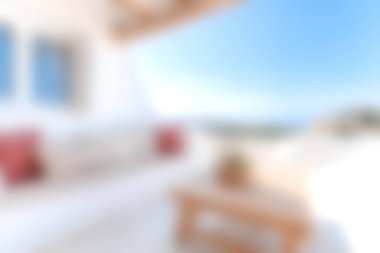 Rahat bir kanepe ve nefes kesen deniz manzaralı sakin bir teras. Rahatlamak ve güneşli günlerin tadını çıkarmak için mükemmel..