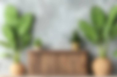 Modern mekanlarda rahat ve huzurlu bir atmosfer yaratan büyük yeşil yapraklar ve ahşap elementlerin yer aldığı şık bir iç mekan keşfedin..