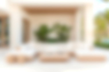 Zarif mobilyaların ve yemyeşil yeşilliğin bulunduğu sakin bir açık alan keşfedin, rahatlama ve rahatlama için mükemmel. Açık hava toplantıları için ideal..