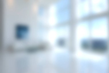 Doğal ışığı minimalist bir alana davet eden geniş pencereli parlak ve havadar bir modern oturma odası keşfedin. Rahatlamak için ideal.