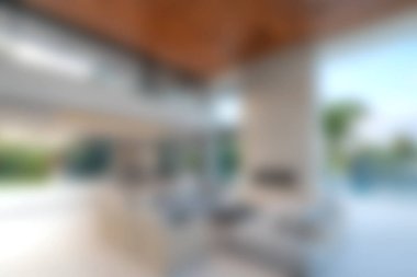 Doğal ışığı davet eden, zarafet ve konforun ahenkli bir karışımını sergileyen, geniş pencereli güzel tasarlanmış modern bir oturma odası..