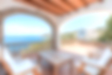 Nefes kesici okyanus manzaraları sunan sakin bir açık hava oturma alanı keşfedin. Rahatlamak ve rahatlamak için mükemmel. Doğanın huzur ve güzelliğinin tadını çıkar..