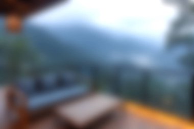 Huzuru, sisli dağlara bakan ahşap bir güverteden manzaralı bir manzarayla yaşayın. Rahatlamak ve doğaya kaçmak için mükemmel..