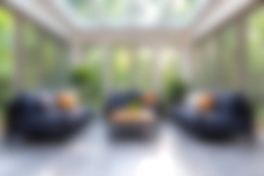 Modern mobilyaların ve geniş pencerelerin bulunduğu parlak ve havadar bir oturma odası. Rahatlamak ve sosyalleşmek için mükemmel. Yeşillikli davetkar bir atmosfer..