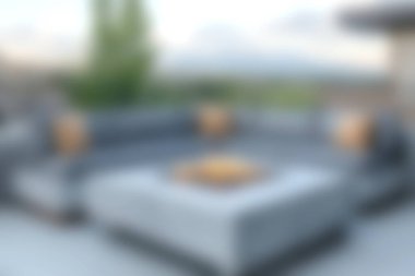 Rahat bir oturma düzenine, şık bir ateş çukuruna ve dekoratif yastıklara sahip rahat bir veranda, rahatlama ve sosyal toplanma için ideal..