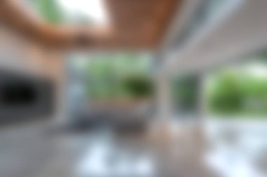 Bu resimde doğal ışıkla yıkanmış modern bir oturma odası sergilenmekte ve serin yeşil manzaraya açılan büyük pencereler sergilenmektedir. Şık iç tasarımı konfor ve zarafeti birleştirir..