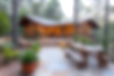 Bu görüntü, bereketli yeşilliklerin arasına yerleşmiş sakin bir kır kulübesinin dinlenmek ve rahatlamak için mükemmel huzurlu ve davetkar bir atmosfer yarattığı sakin bir açık hava inzivası yakalar..