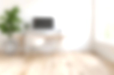 Konforlu ve davetkar ofis düzeni. İçinde bilgisayar, verimli bitki ve parlak doğal ışık olan bir masa. Yaratıcılık ve üretkenlik için dingin bir alan.