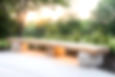 Bereketli yeşilliklerle çevrili bu sakin bankla sükuneti tecrübe edin ve gün batımı ışığında banyo yapın, rahatlama ve rahatlama anları için mükemmeldir..