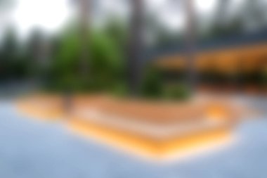 Modern mimari, yumuşak ışıklandırma ve yemyeşil serinletici bir ortam yaratan sakin bir açık alan keşfedin..