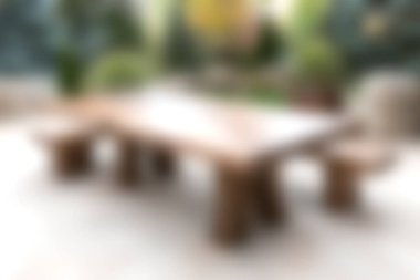 Bereketli yeşilliklerle çevrili, yemek ve rahatlama için mükemmel, sakin bir bahçede uyumlu sandalyeleri olan güzel bir ahşap masa..