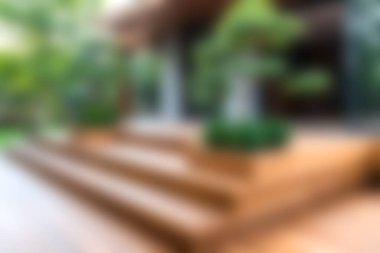 Güzel açık hava ahşap basamakları, yemyeşil ve doğal elementlerle çevrili sakin bir girişe çıkıyor ve huzurlu bir ortam yaratıyor..